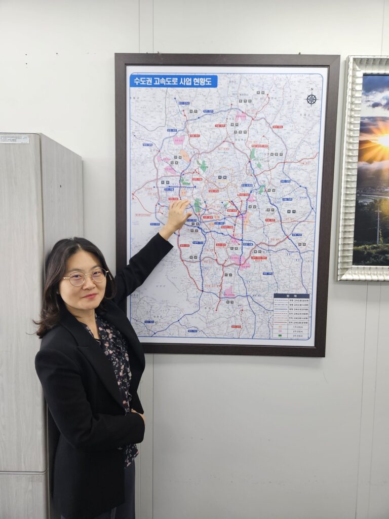 수도권 고속도로 사업 현황을 설명하는 김효정 도로국장